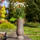Grab-Vase aus Granit Gneis mit Abflussloch